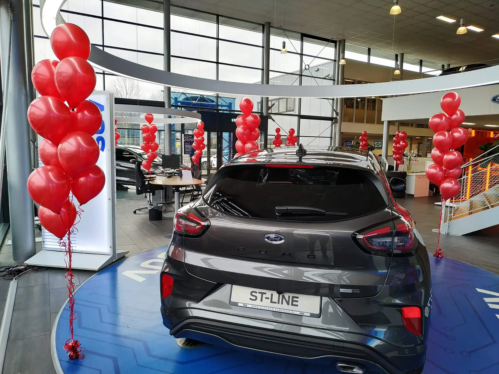 Ballon trossen met meerdere ballonnen bij een ford dealer