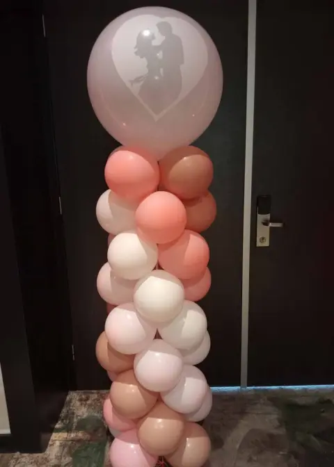 Ballonpilaar met een opdruk voor een bruiloft Ballonpilaar met een opdruk voor een bruiloft