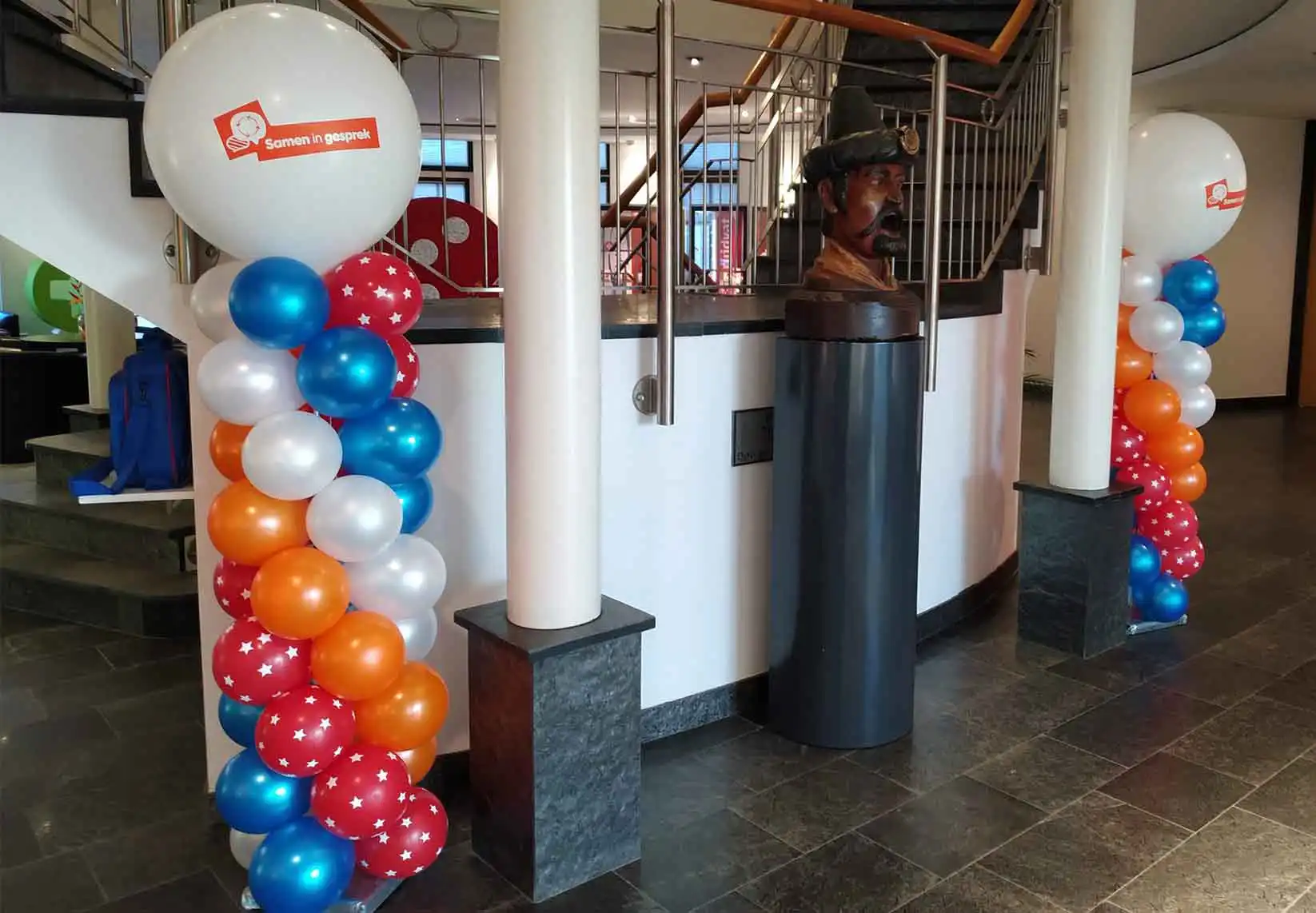 Ballonpilaren met eigen opdruk bij een receptie