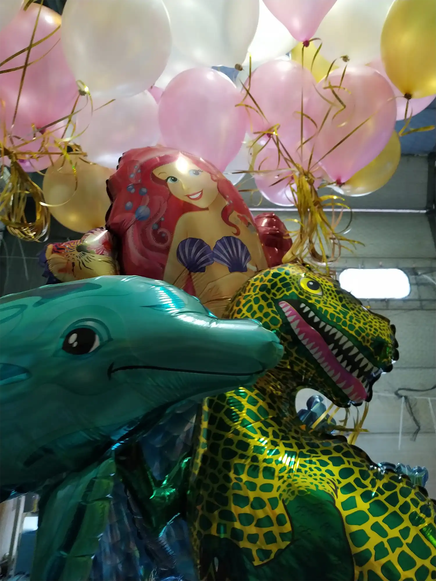 Folie dieren en kinder ballonnen met op de achtergrond helium ballonnen