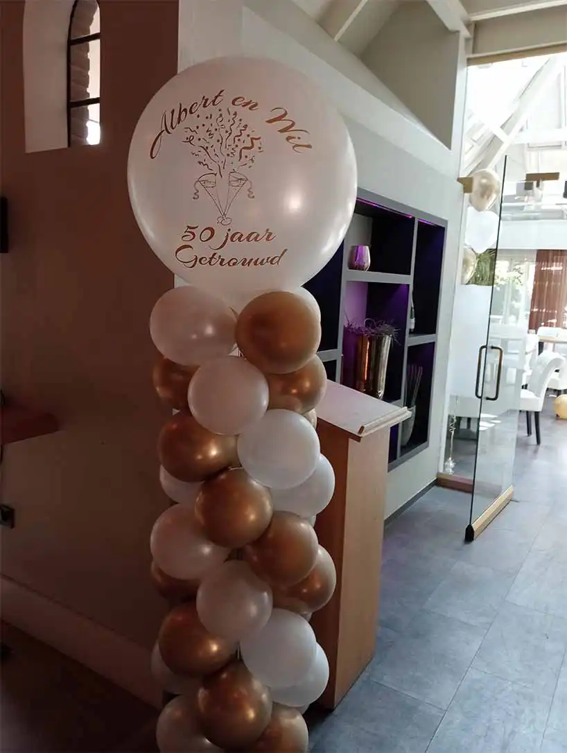 Gepersonaliseerde ballonpilaar voor een 50 jarig huwlijk