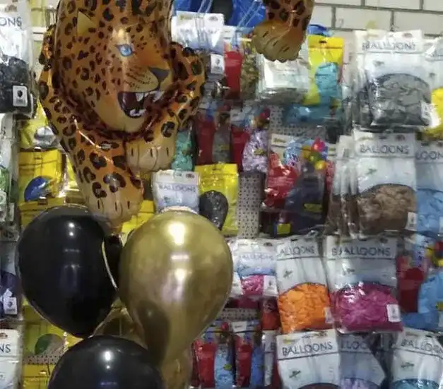 Kiderballonboeket met op de achtergrond verschillende ballonnen