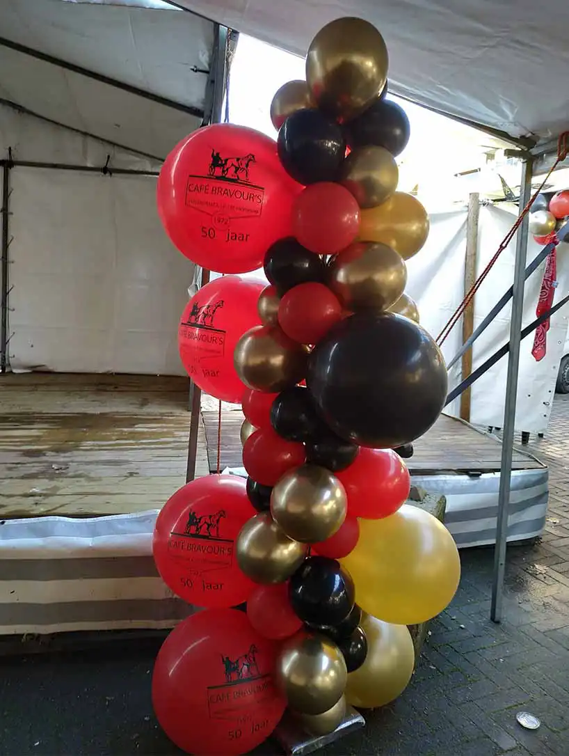 Op maat gemaakte ballonpilaar met eigen opdruk