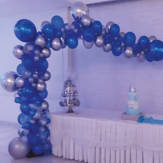 Organische ballon slinger boven een tafel