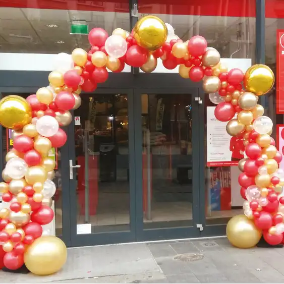 Organische ballonboog in rood rose en geel goud