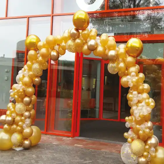 Organische ballonboog in verschillende goud tinten