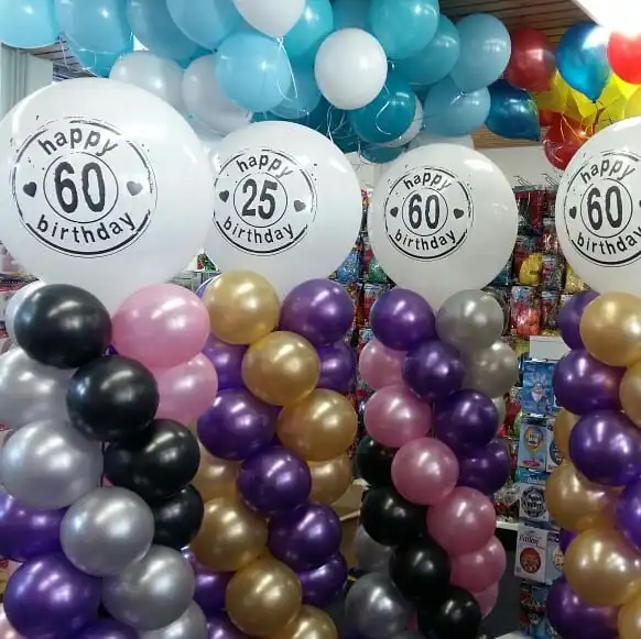 Reuze leeftijd ballonnen op een pilaar